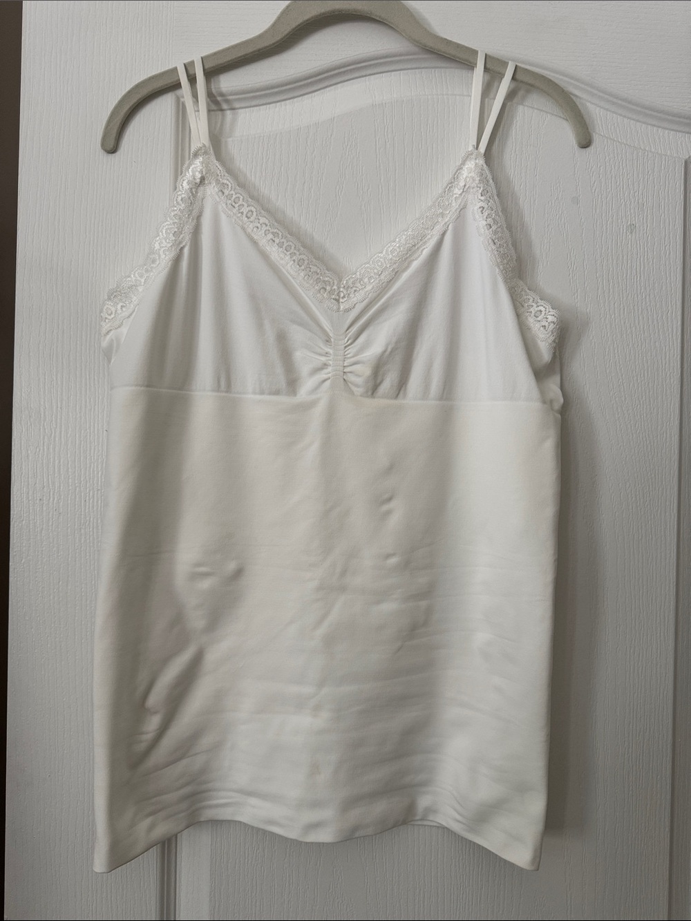 🌸WHBM Beautiful Lace Trim Camisole🌸